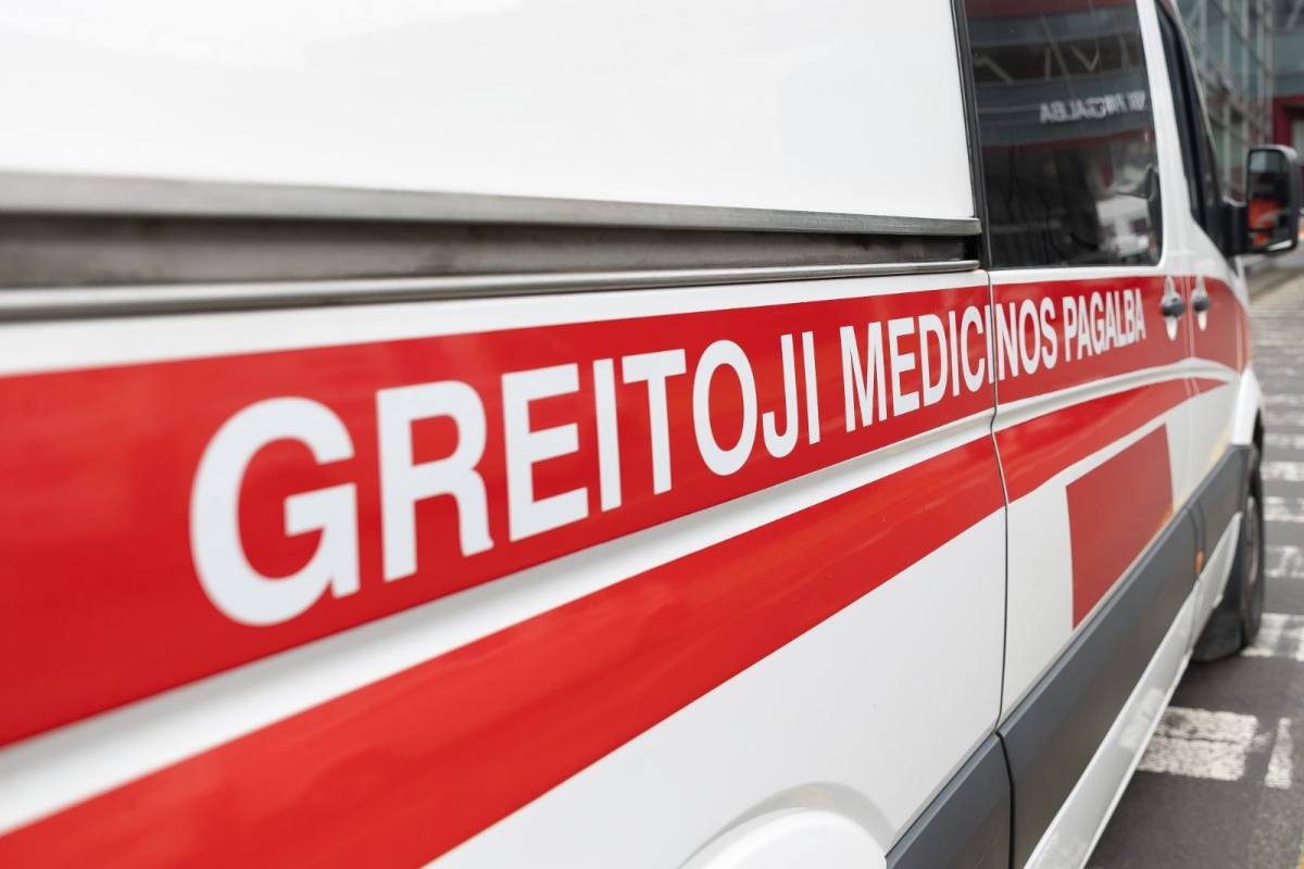 Kaune jaunuolio motociklas susidūrė su Lietuvos kariuomenės sunkvežimiu